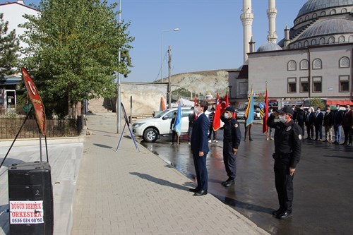 İlçemizde 29 Ekim Cumhuriyet Bayramı Çelenk Sunma Programı Düzenlendi